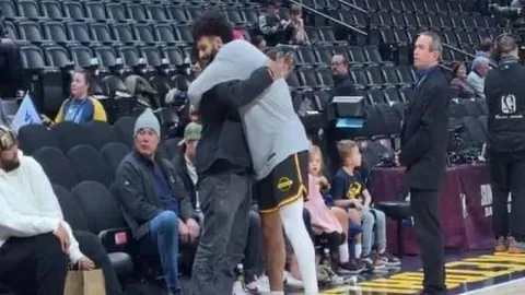 詹姆斯强力突破，上篮得分并获罚球