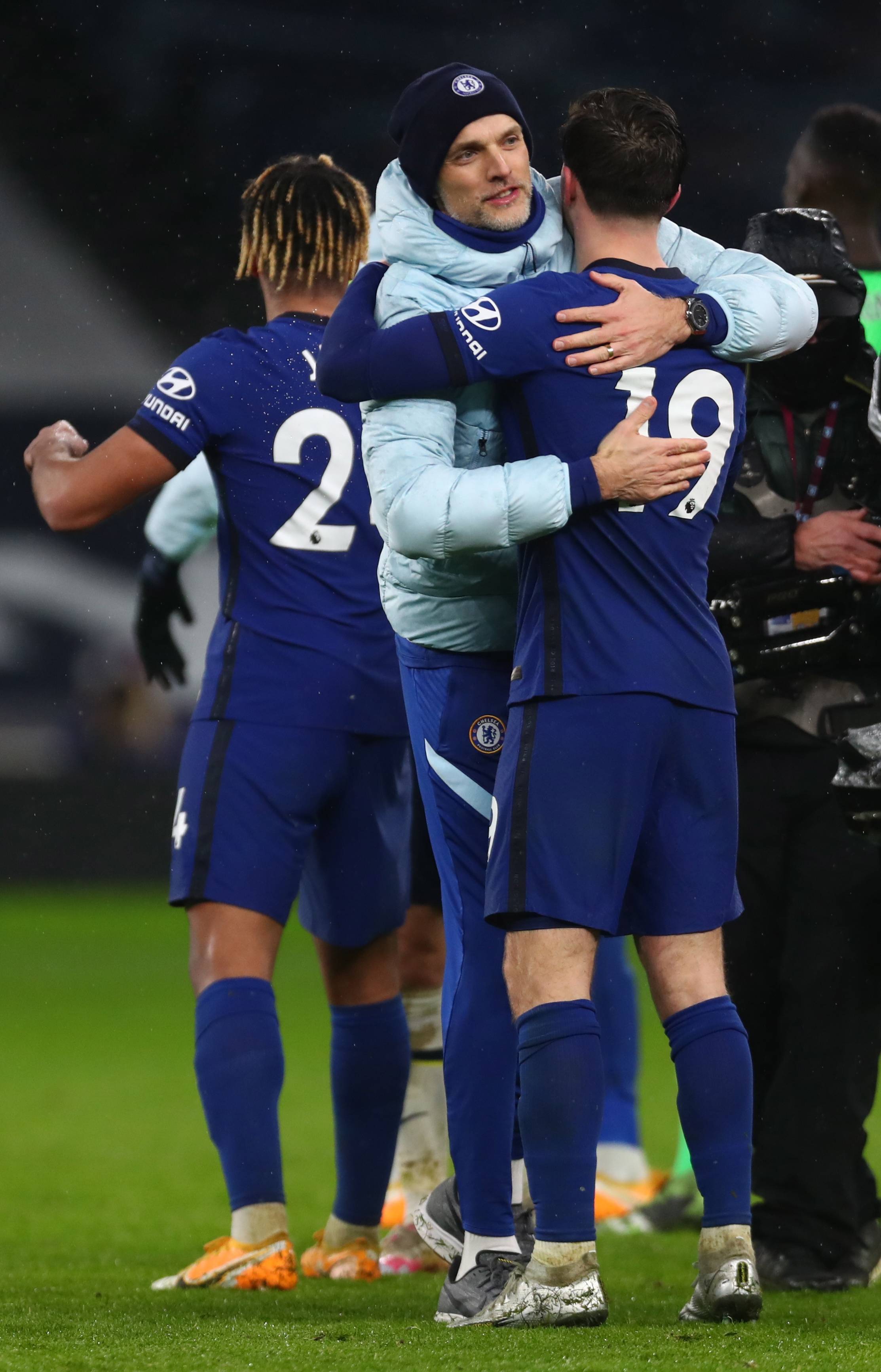 阿瑙进球后怒骂阿利奥夫斯基母亲，场面火爆